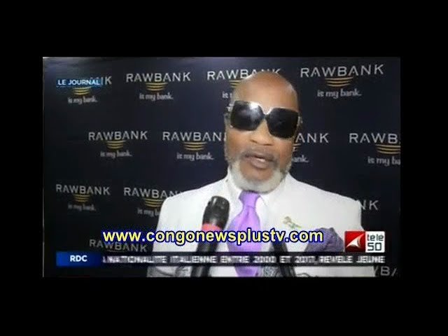 Koffi Olomide offre des cadeaux à Simaro Lutumba lors de son concert au Showbuzz