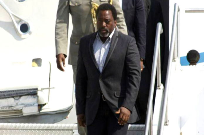 kabila-descend-avion-kananga