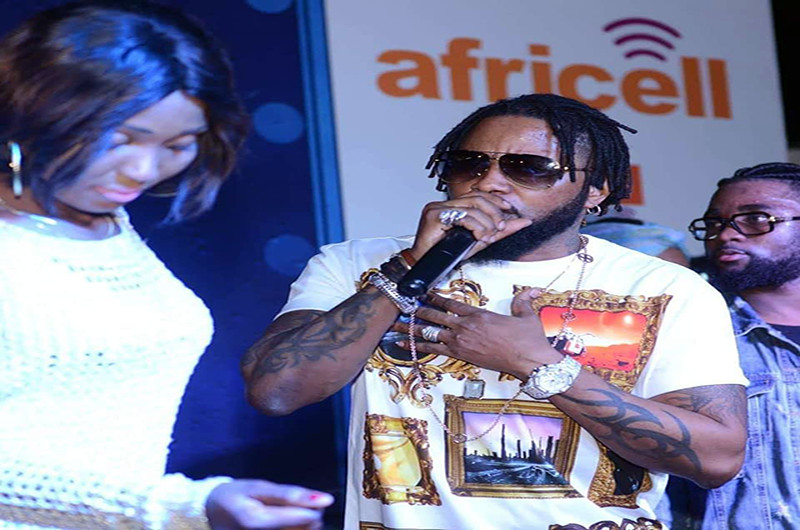 Un ex musicien de Werrason s’incline devant Ferre Gola pour lui demander d’intégrer son groupe Un ex musicien de Werrason s’incline devant Ferre Gola pour lui demander d’intégrer son groupe