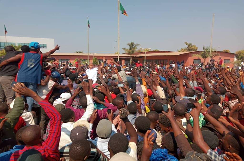 VIDEO. Moïse Katumbi accueilli par un bain de foule en RDC, la frontière fermée VIDEO. Moïse Katumbi accueilli par un bain de foule en RDC, la frontière fermée