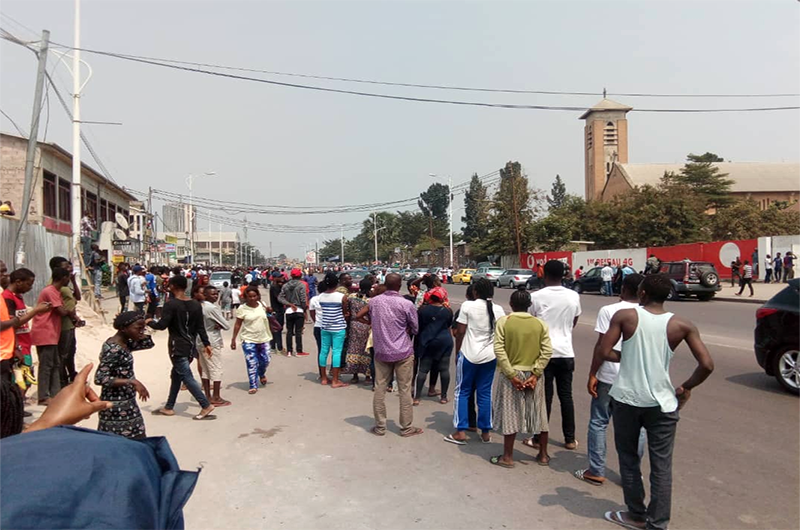 Arrivée de JP Bemba : Une foule immense occupe à l’instant l’avenue de Libération, ex-24 Novembre Arrivée de JP Bemba : Une foule immense occupe à l’instant l’avenue de Libération, ex-24 Novembre