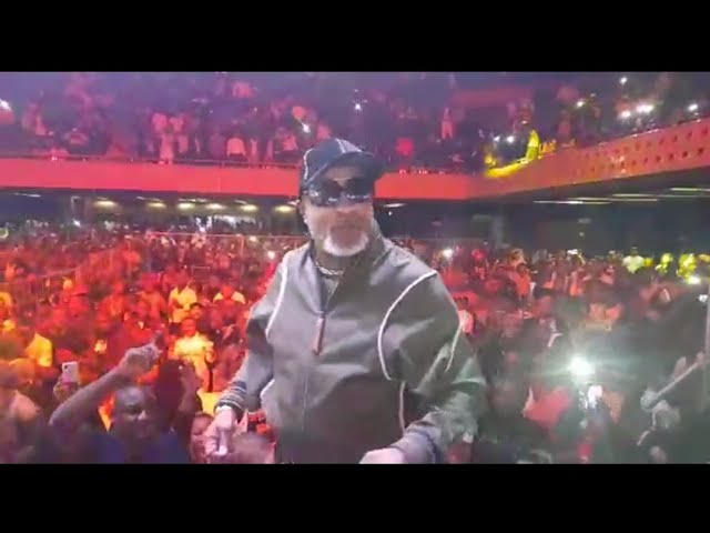 Koffi Olomide en concert au Zimbabwe Harare KO debout Koffi Olomide en concert au Zimbabwe Harare KO debout