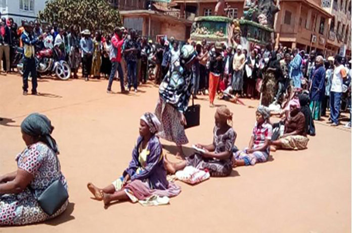 butembo_femme_sit_in_rond_point