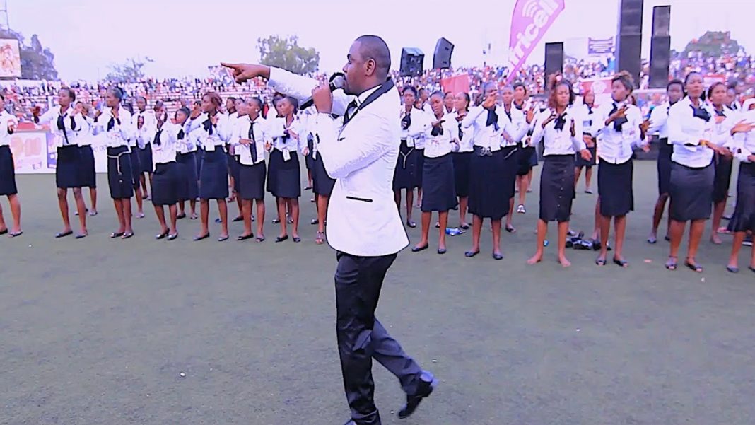 Mike Kalambay – Azali Se Ye Moko (Live) Mike Kalambay – Azali Se Ye Moko (Live)