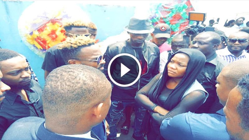 Jack Love inconsolable devant son patron Héritier Watanabe à l’enterrement de sa petite soeur