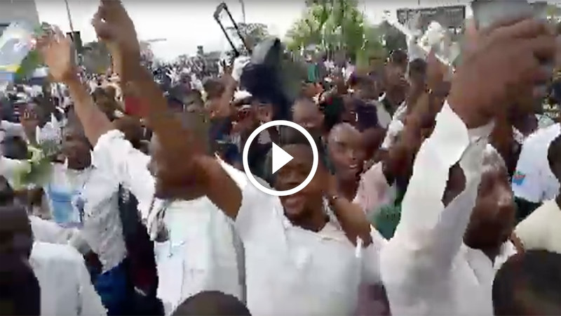 VIDEO – Retour de Félix Tshisekedi et Vital Kamerhe. Des kinois décident de braver la pluie. Plein à craquer ! VIDEO – Retour de Félix Tshisekedi et Vital Kamerhe. Des kinois décident de braver la pluie. Plein à craquer !