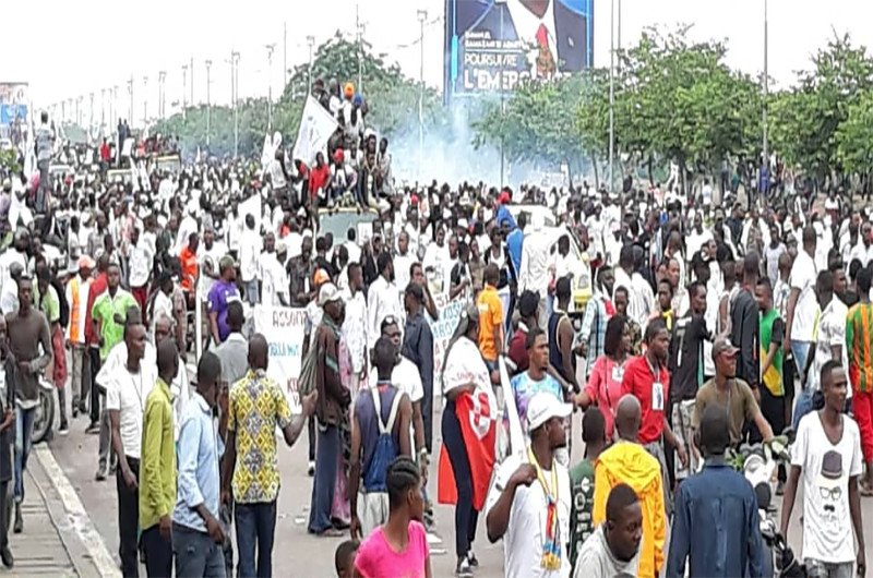 Gaz lacrymogène pour frayer un passage au cortège de Tshisekedi et Kamerhe, les militants résistent