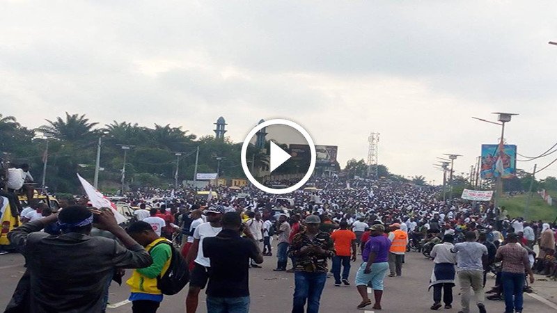 Suivez en direct : À N’djili, les militants scandent « eeeh Bemba akosi Fayulu eeeh », entendez « Bemba a trompé Fayulu »