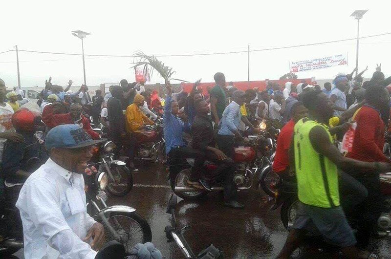 Les militants de l’UDPS et UNC se mobilisent sous une pluie battante pour accueillir Félix Tshisekedi et Kamerhe