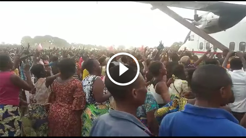 Tshikapa : Félix Tshisekedi et Kamerhe accueillis sur le tarmac par plusieurs milliers de personnes Tshikapa : Félix Tshisekedi et Kamerhe accueillis sur le tarmac par plusieurs milliers de personnes