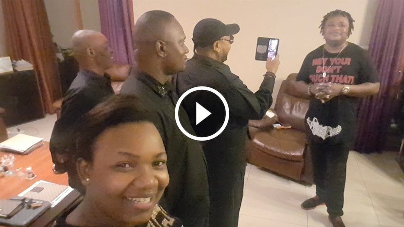 Caméra Cachée chez JB Mpiana, Papa Chéri moto moko bien. Seguin alingi aboma ye somo.