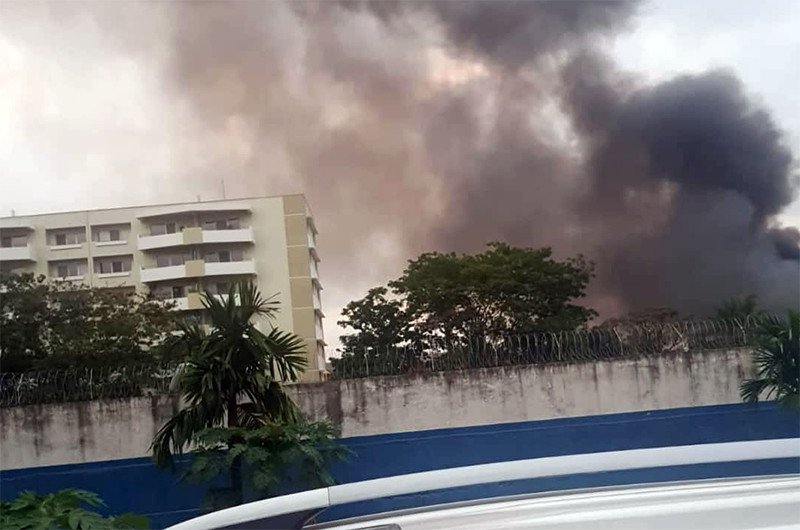 Urgent, Kinshasa : L’entrepôt de la CENI sur Haut Commandement en feu, des machines à voter brûlées