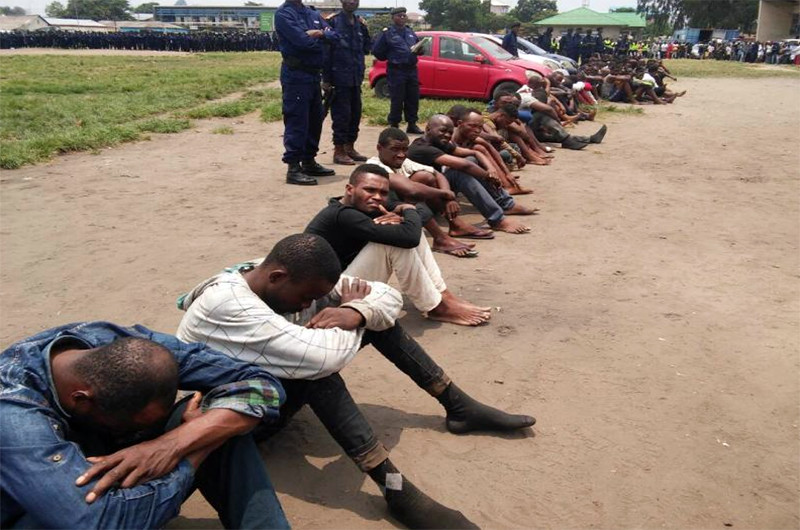 Kinshasa : la police arrête une dizaine de « terroristes » qui planifiaient notamment d’attaquer le marché de la Liberté Kinshasa : la police arrête une dizaine de « terroristes » qui planifiaient notamment d’attaquer le marché de la Liberté