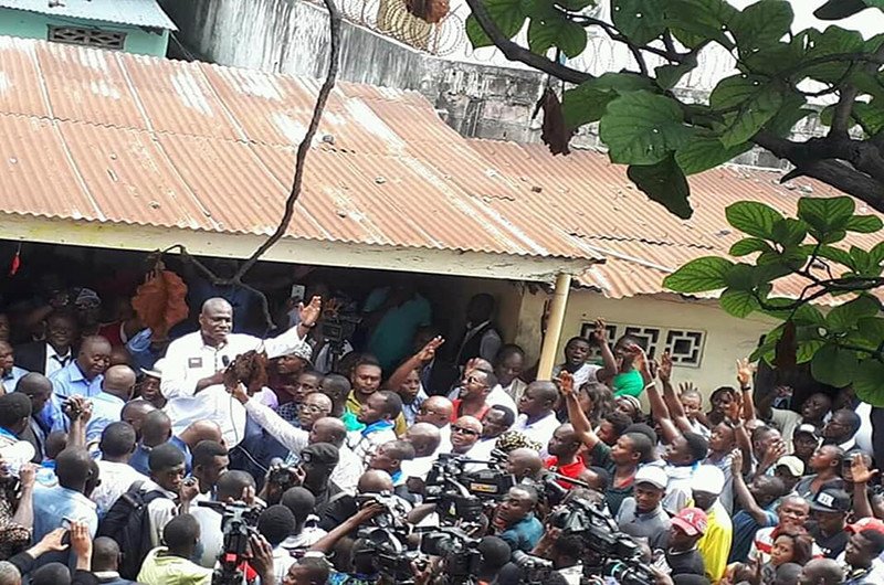 Des dizaines de militants regroupés à Faden House pour accompagner Fayulu à la Cour Constitutionnelle Des dizaines de militants regroupés à Faden House pour accompagner Fayulu à la Cour Constitutionnelle