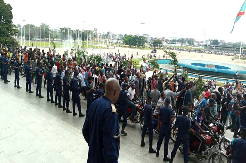 Actu Live : Félix Tshisekedi va-t-il à nouveau céder à la pression de la base ?