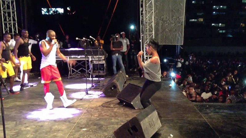 Fally Ipupa esquive un fan lors d’une production à Abidjan