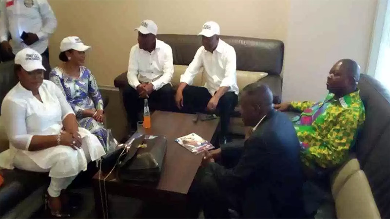 Martin Fayulu vient d’atterrir à l’aéroport international de N’djili Martin Fayulu vient d’atterrir à l’aéroport international de N’djili