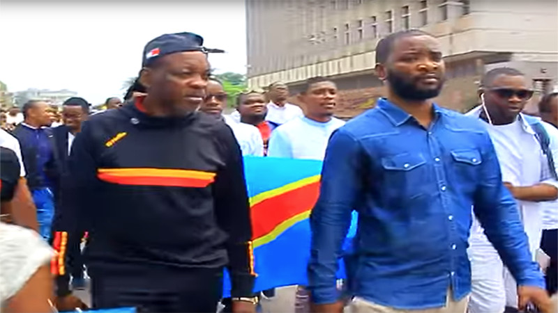 Marche des journalistes congolais contre le directeur général de Télé 50, Jean-Marie Kassamba Marche des journalistes congolais contre le directeur général de Télé 50, Jean-Marie Kassamba