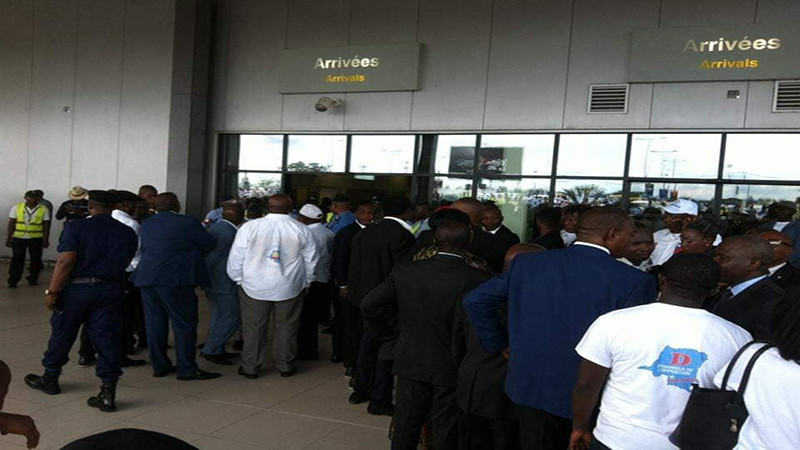 Accompagné par une foule, Martin Fayulu vient de quitter l’aéroport et se dirige vers Sainte Thérèse Accompagné par une foule, Martin Fayulu vient de quitter l’aéroport et se dirige vers Sainte Thérèse