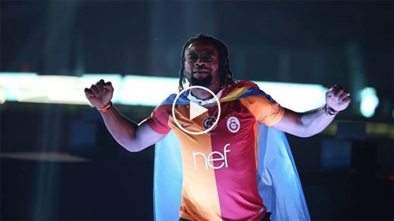 Quand Christian Luyindama danse « Mbeya Mbeya » lors de la cérémonie du sacre de Galatasaray Quand Christian Luyindama danse « Mbeya Mbeya » lors de la cérémonie du sacre de Galatasaray