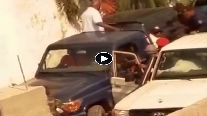 Vidéo de Lambert Mende brutalement embarqué dans un véhicule de l’armée Vidéo de Lambert Mende brutalement embarqué dans un véhicule de l’armée