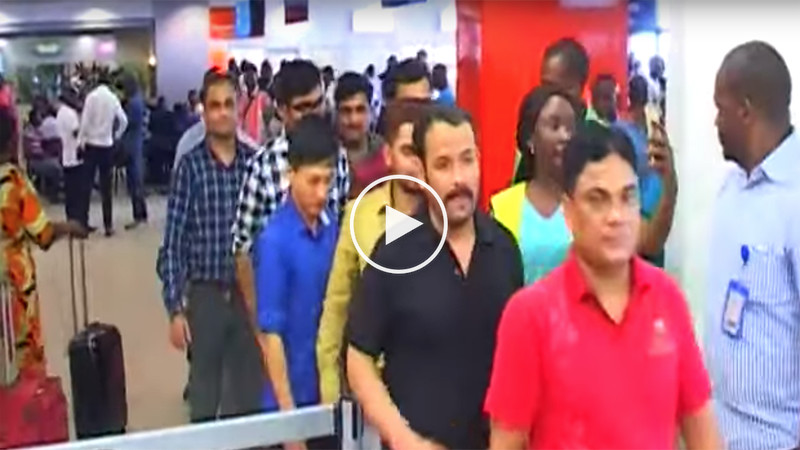 VIDEO. Après ba chinois, DGM e refouler ba indiens sans papiers VIDEO. Après ba chinois, DGM e refouler ba indiens sans papiers