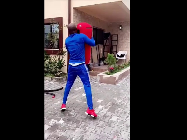 Entraînement de Fally Ipupa dans sa nouvelle maison Entraînement de Fally Ipupa dans sa nouvelle maison