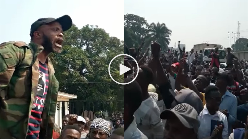 VIDEO. Fils Mukoko meneur de la manif contre les députés qui ont outragé le chef de l’État VIDEO. Fils Mukoko meneur de la manif contre les députés qui ont outragé le chef de l’État