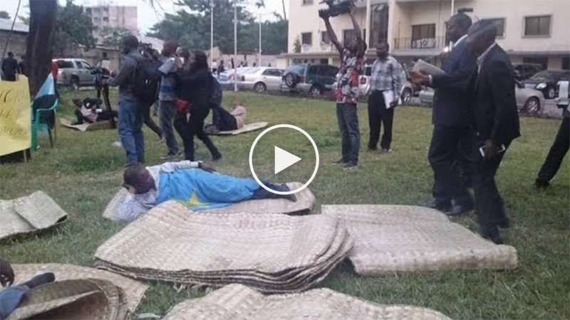 VIDEO. Les députés invalidés décident de passer la nuit devant la Cour constitutionnelle
