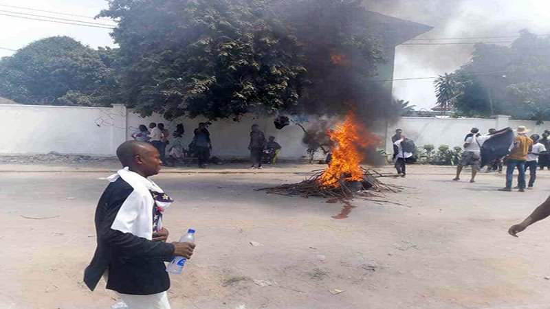 Tension à la Cour Constitutionnelle : des militants de Lamuka en colère brûlent des pneus