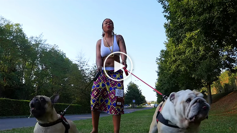 Carine Mokonzi – LAISSEZ MOI TRANQUILLE (Clip Officiel) Carine Mokonzi – LAISSEZ MOI TRANQUILLE (Clip Officiel)