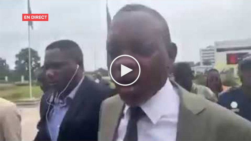 LIVE : Les militants de Lamuka accompagnent l’honorable Mike Mukebayi au parquet