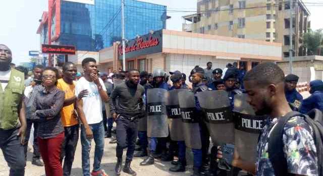 Kinshasa : sit-in devant l’ambassade de l’Afrique du sud, la police tire des gaz lacrymogènes pour disperser les manifestants Kinshasa : sit-in devant l’ambassade de l’Afrique du sud, la police tire des gaz lacrymogènes pour disperser les manifestants