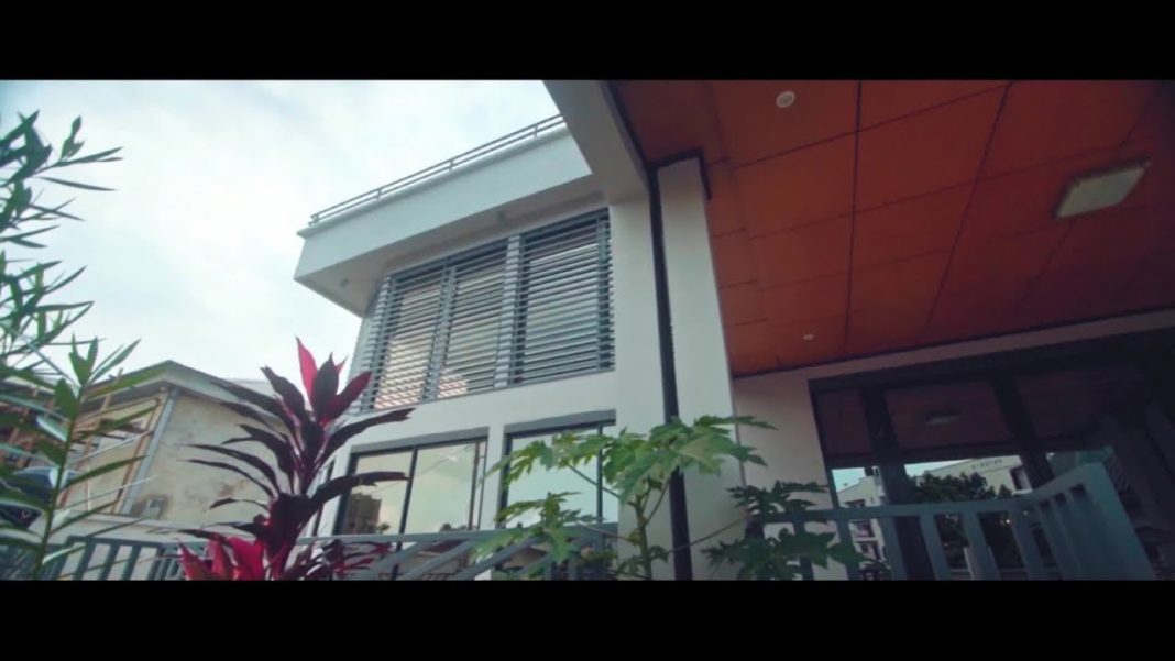 Featurist Ft. Innoss’B – Hella Hella – (Clip officiel) Featurist Ft. Innoss’B – Hella Hella – (Clip officiel)