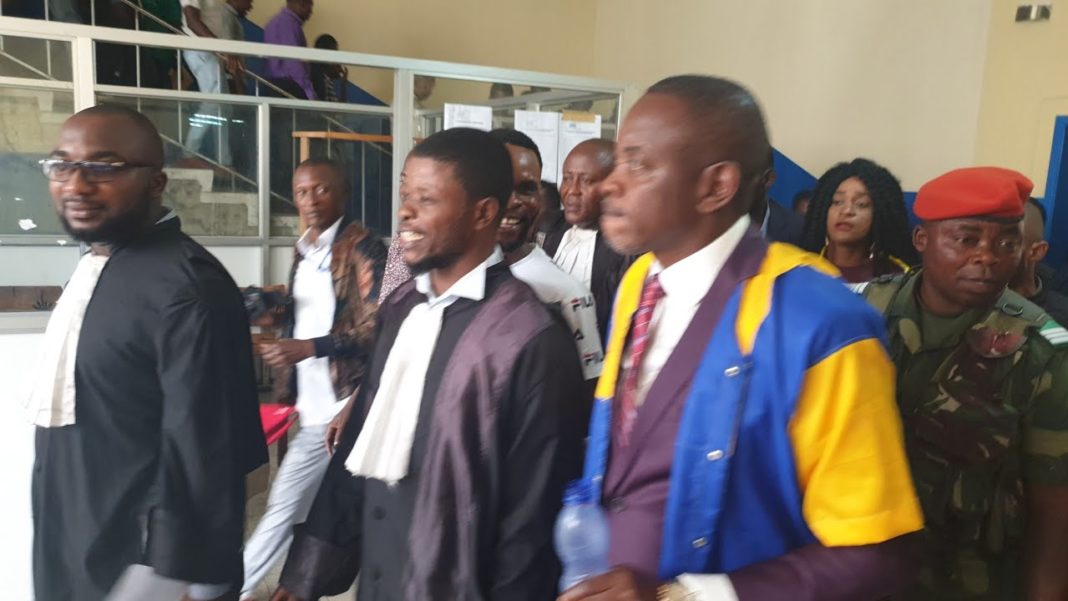 Plusieurs congolais ont soutenu Mike Mukebayi pendant son procès Plusieurs congolais ont soutenu Mike Mukebayi pendant son procès