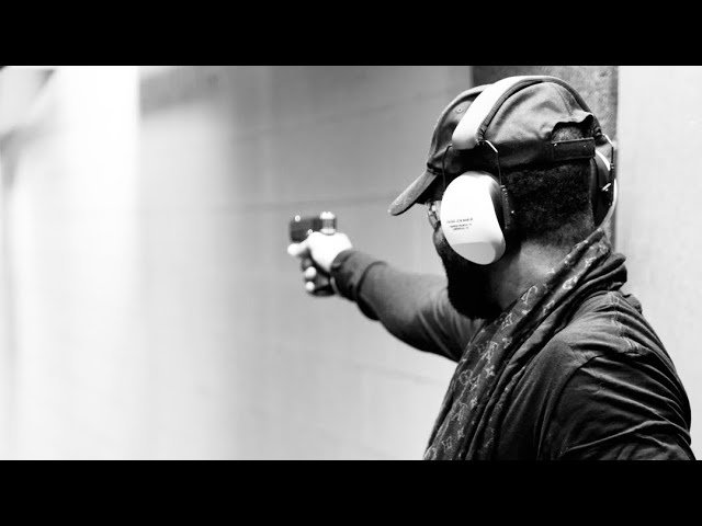 Fally Ipupa s’entraîne à tirer au pistolet