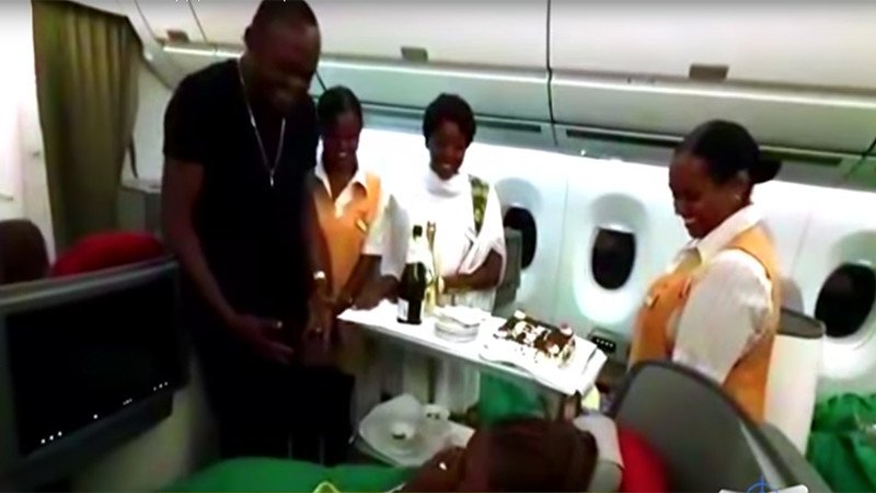 Incroyable anniversaire en plein vol, Fiston Sai Sai surprend sa femme et Fally Ipupa et Innoss’B souhaitent Joyeux Anniversaire à madame Sai