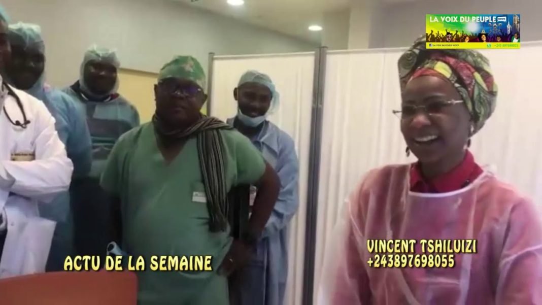 Maman Olive Lembe Kabila asungi batu baza na bokono ya Cœur. Botala ya motuya asali
