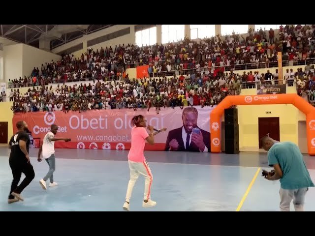 Live de Innoss’B à Brazzaville. Plein à craquer!