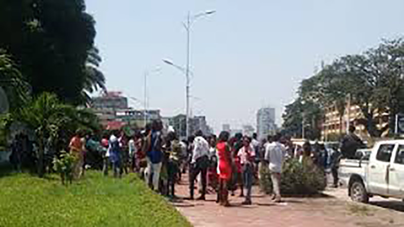 Kinshasa : les étudiants de l’IFASIC protestent contre la hausse des frais académiques Kinshasa : les étudiants de l’IFASIC protestent contre la hausse des frais académiques