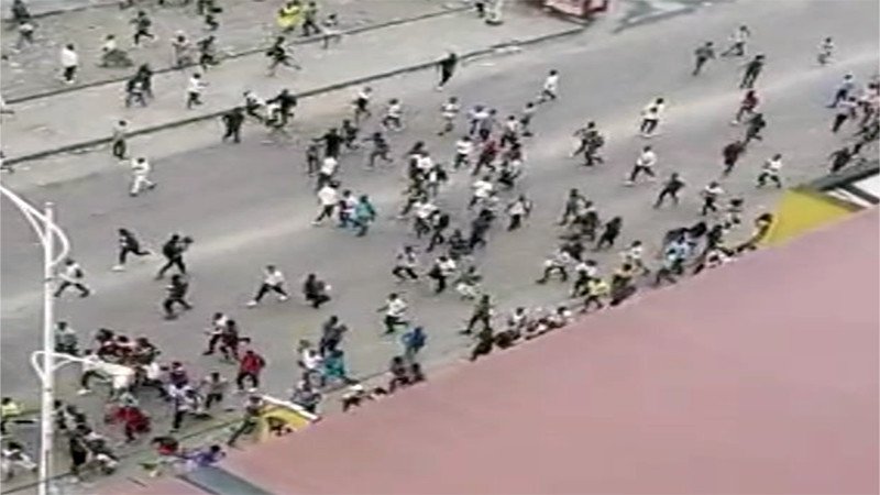 ISC : des étudiants en colère vandalisent vitres et chaises à la guérite et s’en prennent aux biens des particuliers