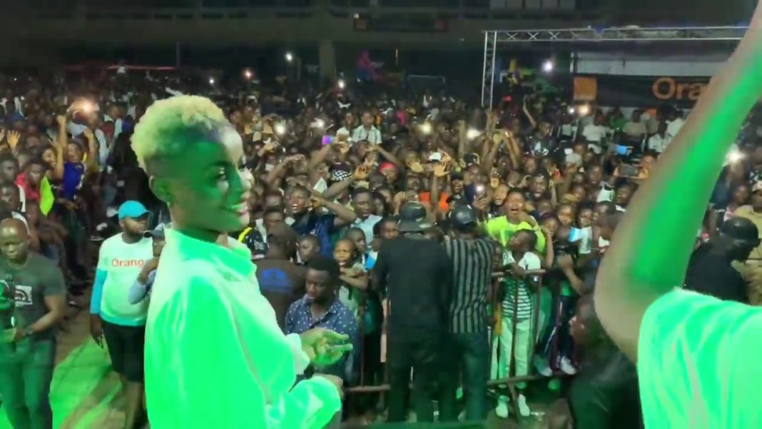 Concert d’Innoss’B à l’Echangeur (Kinshasa). Plein à craquer ! Concert d’Innoss’B à l’Echangeur (Kinshasa). Plein à craquer !