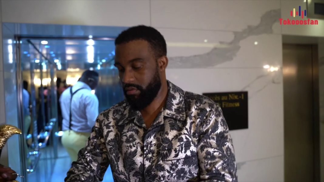 Fally Ipupa : Préparation dans sa chambre avec son équipe, juste avant le concert