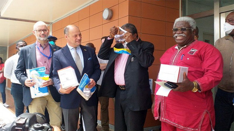 Coronavirus: L’Ambassade de Belgique fait don de 19.000 masques, 1.500 combinaisons et 550 lunettes à la cellule de riposte Coronavirus: L’Ambassade de Belgique fait don de 19.000 masques, 1.500 combinaisons et 550 lunettes à la cellule de riposte