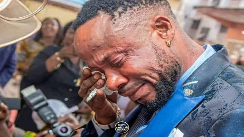 Mariage Civil : Vue de loin inconsolable devant sa femme