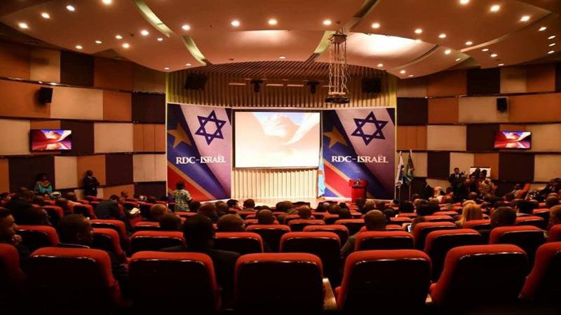 RDC: En présence du Grand Rabin Albert Guigui, Tshisekedi participe à un culte pour « réaffirmer les liens entre chrétiens congolais et Israël »