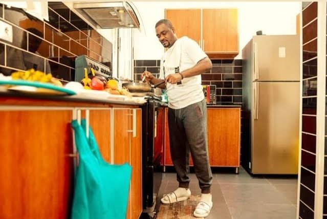 Mike Kalambay nous montre comment préparer le poulet en mode Baluba