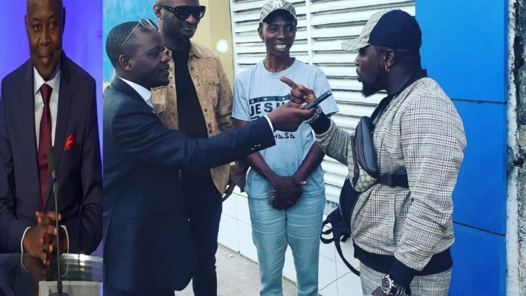 Fara Fara Roger Ngandu et Papy Kakol devant Ken Mpiana