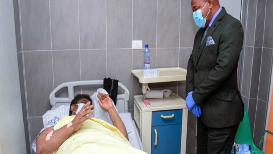 Le ministre de la culture au chevet de la chanteuse Tshala Mwana