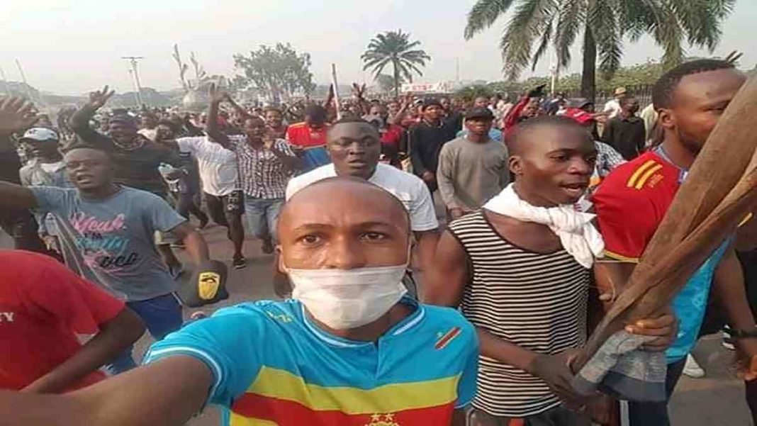 Palais du peuple : Malgré les tirs des gaz lacrymogènes, les manifestants maintiennent la pression